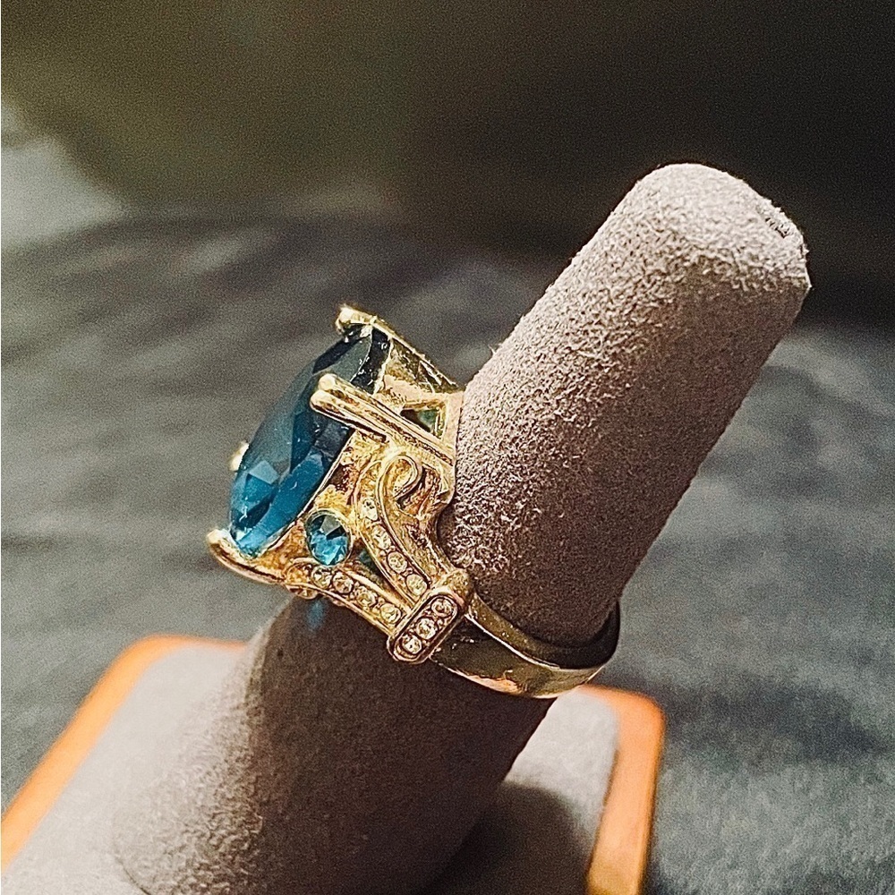 Sapphire ring with sparkling cubic zirconium detail size 8 - Picture 5 of 5